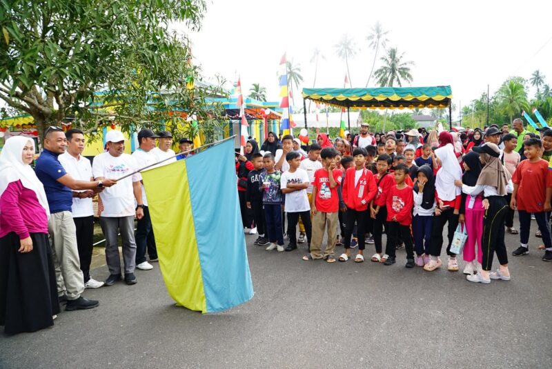 Jalan Sehat Kelurahan Daik Sepincan Meriahkan HUT RI ke-80, Ratusan Warga  Ruah di Jalanan Kampung | f. Diskominfo Lingga