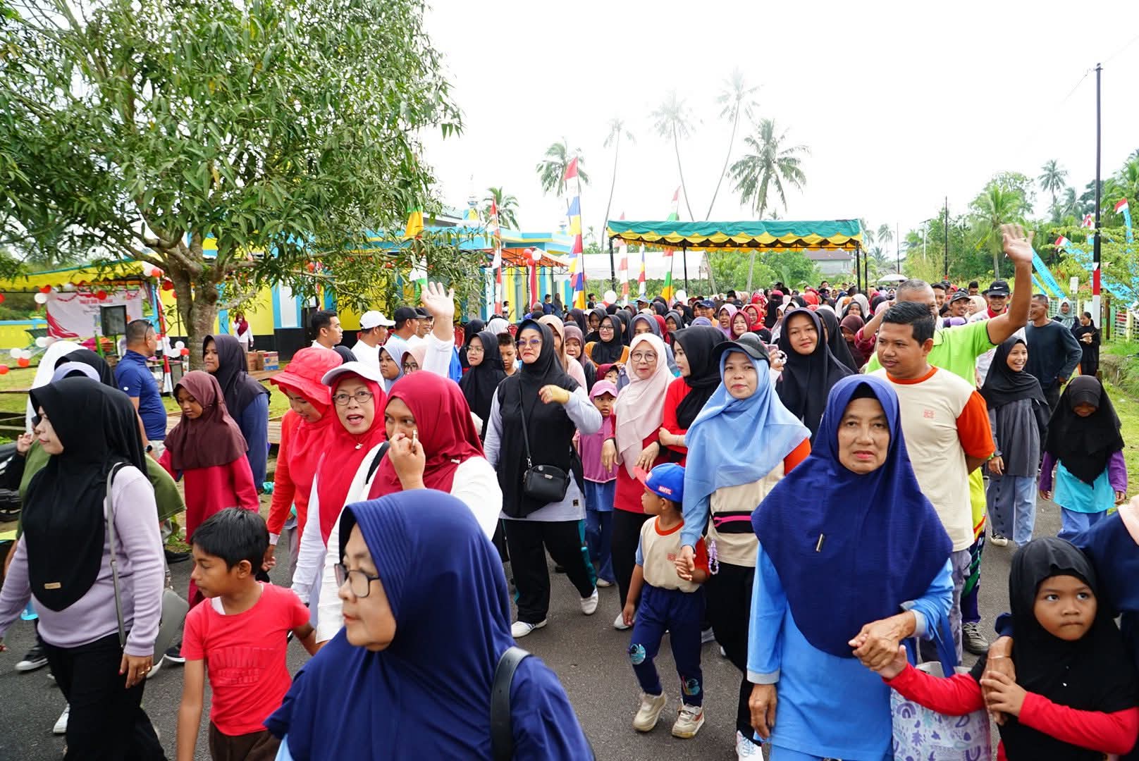 Jalan Sehat Kelurahan Daik Sepincan Meriahkan HUT RI ke-80, Ratusan Warga Ruah di Jalanan Kampung | f. Diskominfo Lingga