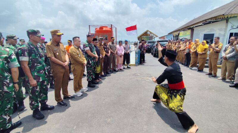 Bupati Lingga Sambut Hangat Kedatangan Danrem 033/Wira Pratama di Pelabuhan Tanjung Buton | f. Diskominfo Lingga
