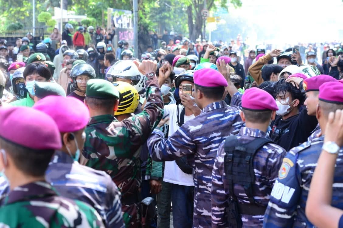 Humanis di Tengah Ricuh, Prajurit Marinir Redam Massa Dengan Pendekatan Persuasif | f. Dispen Kormar TNI Angkatan Laut