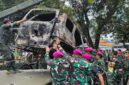 Prajurit TNI Bersama Masyarakat Gotong Royong Bersihkan Sisa Aksi Massa dan Evakuasi Kendaraan Terbakar | Puspen TNI