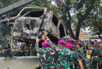 Prajurit TNI Bersama Masyarakat Gotong Royong Bersihkan Sisa Aksi Massa dan Evakuasi Kendaraan Terbakar | Puspen TNI