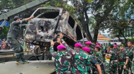 Prajurit TNI Bersama Masyarakat Gotong Royong Bersihkan Sisa Aksi Massa dan Evakuasi Kendaraan Terbakar | Puspen TNI