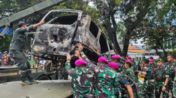 Prajurit TNI Bersama Masyarakat Gotong Royong Bersihkan Sisa Aksi Massa dan Evakuasi Kendaraan Terbakar | Puspen TNI