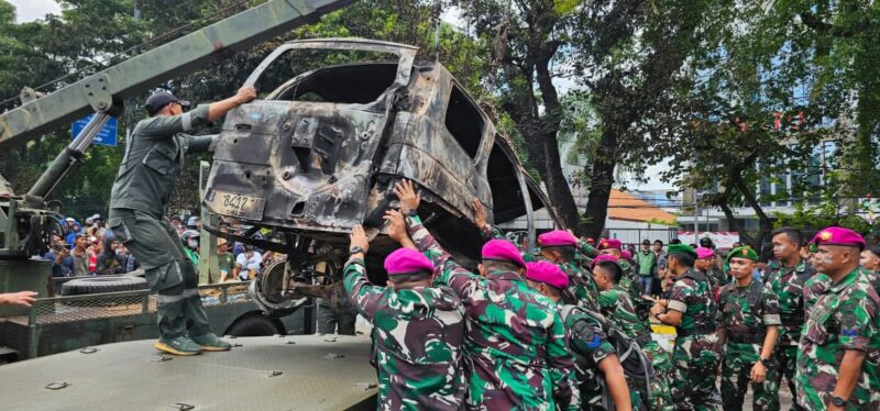 Prajurit TNI Bersama Masyarakat Gotong Royong Bersihkan Sisa Aksi Massa dan Evakuasi Kendaraan Terbakar | Puspen TNI