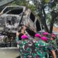Prajurit TNI Bersama Masyarakat Gotong Royong Bersihkan Sisa Aksi Massa dan Evakuasi Kendaraan Terbakar | Puspen TNI