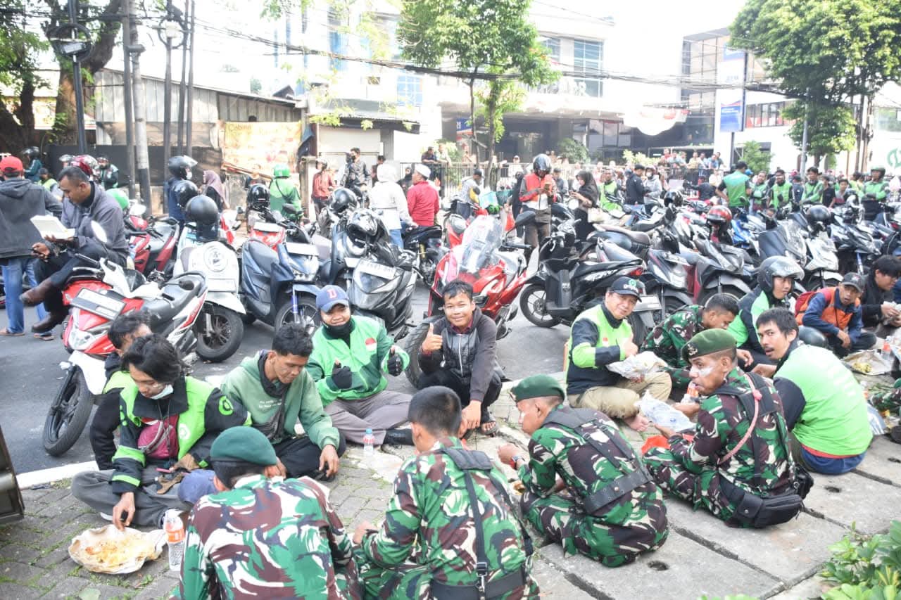 Prajurit TNI Bersama Masyarakat Gotong Royong Bersihkan Sisa Aksi Massa dan Evakuasi Kendaraan Terbakar | Puspen TNI