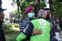 Humanis di Tengah Ricuh, Prajurit Marinir Redam Massa Dengan Pendekatan Persuasif | f. Dispen Kormar TNI Angkatan Laut 