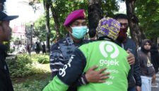 Humanis di Tengah Ricuh, Prajurit Marinir Redam Massa Dengan Pendekatan Persuasif | f. Dispen Kormar TNI Angkatan Laut 