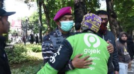 Humanis di Tengah Ricuh, Prajurit Marinir Redam Massa Dengan Pendekatan Persuasif | f. Dispen Kormar TNI Angkatan Laut 