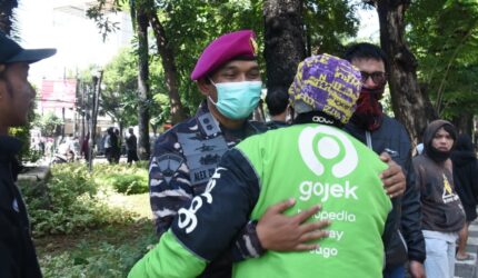 Humanis di Tengah Ricuh, Prajurit Marinir Redam Massa Dengan Pendekatan Persuasif | f. Dispen Kormar TNI Angkatan Laut