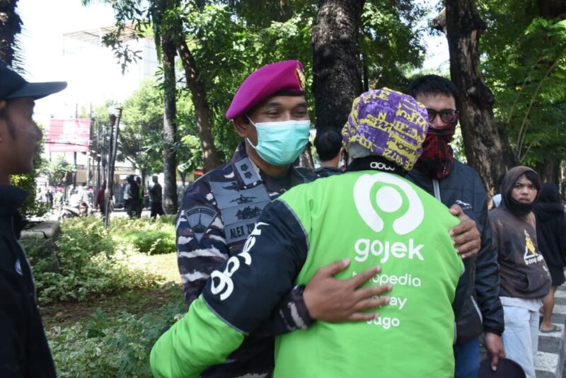 Humanis di Tengah Ricuh, Prajurit Marinir Redam Massa Dengan Pendekatan Persuasif | f. Dispen Kormar TNI Angkatan Laut 