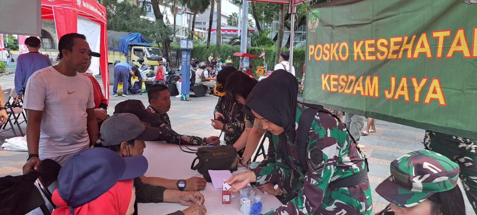TNI Hadirkan Pangan Murah, Kuliner Rakyat, dan Layanan Kesehatan Gratis di CFD Sudirman-Thamrin | f. Puspen TNI