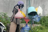 Setiap hari, pagi hingga malam, puluhan warga terlihat datang silih berganti dengan jeriken, ember, dan galon air mengambil air di perigi umum Dabo Singkep | f. Wandy