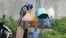 Setiap hari, pagi hingga malam, puluhan warga terlihat datang silih berganti dengan jeriken, ember, dan galon air mengambil air di perigi umum Dabo Singkep | f. Wandy