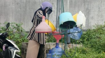 Setiap hari, pagi hingga malam, puluhan warga terlihat datang silih berganti dengan jeriken, ember, dan galon air mengambil air di perigi umum Dabo Singkep | f. Wandy