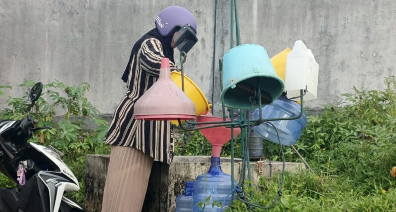 Setiap hari, pagi hingga malam, puluhan warga terlihat datang silih berganti dengan jeriken, ember, dan galon air mengambil air di perigi umum Dabo Singkep | f. Wandy