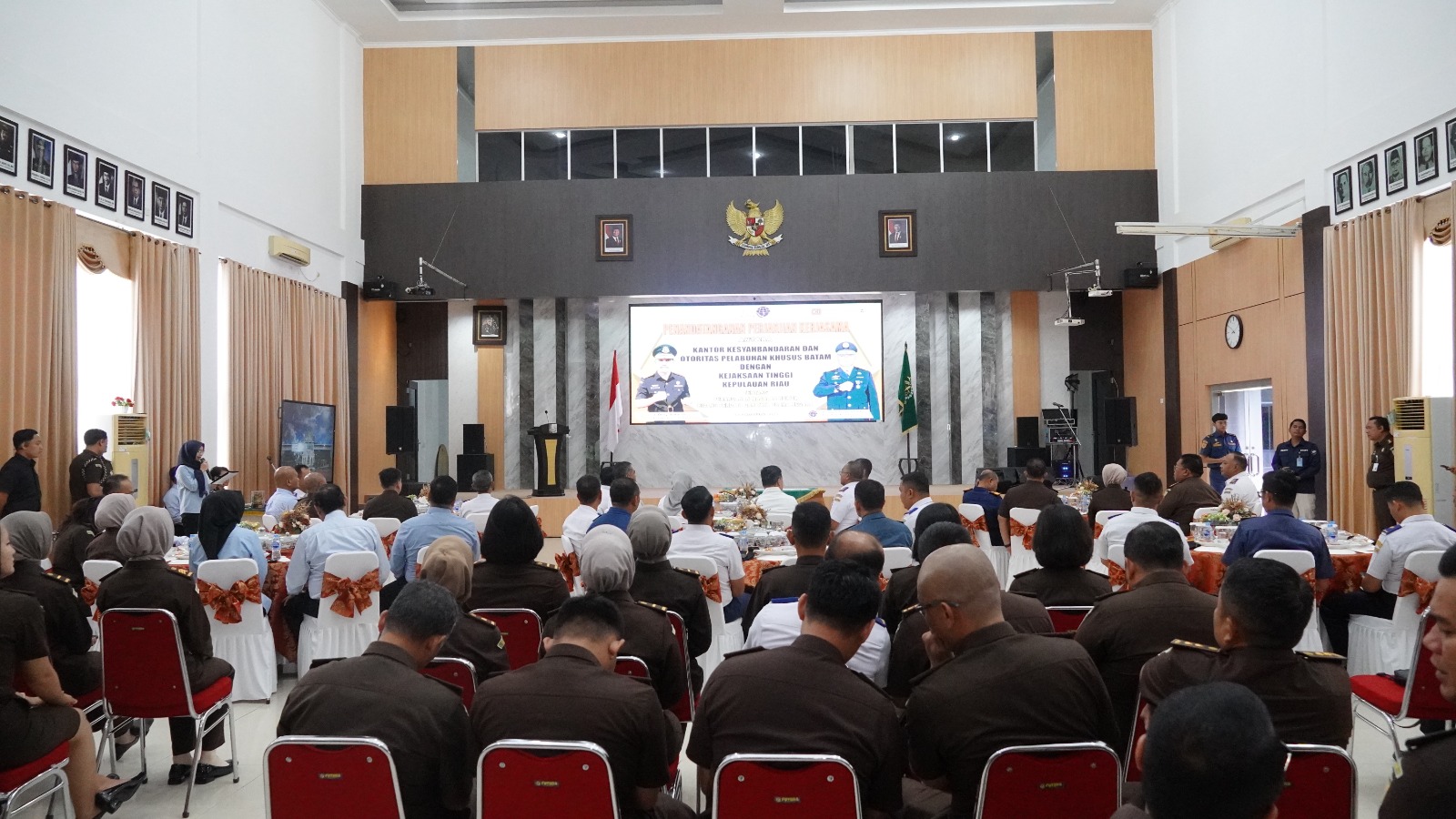Kejati Kepri dan KSOP Khusus Batam Teken MoU Penanganan Masalah Hukum Perdata dan TUN di Sektor Maritim | f. Kejaksaan Tinggi Kepri