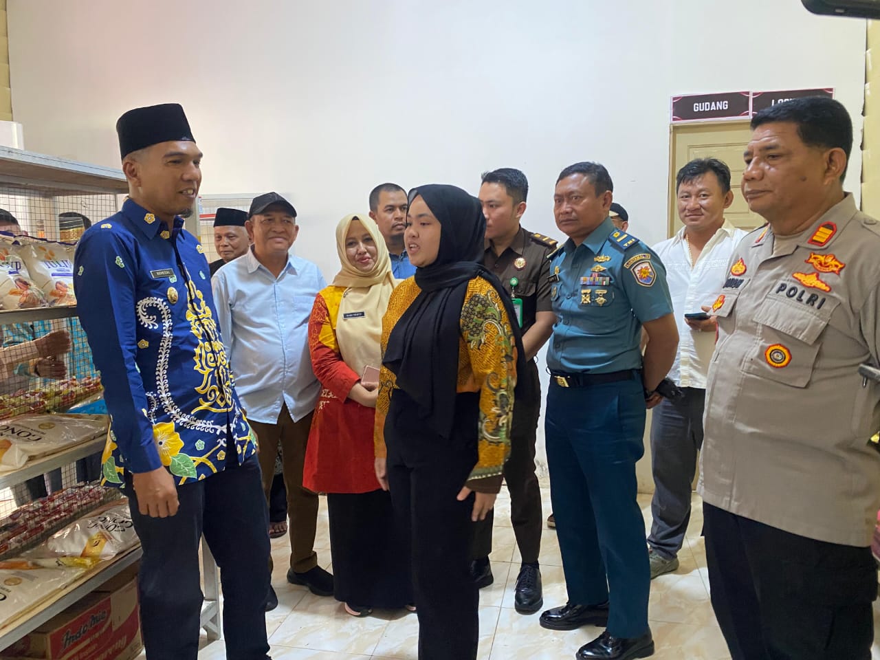 Wakil Bupati Lingga, Novrizal, secara resmi meresmikan Koperasi Merah Putih (KMP) Kelurahan Dabo, Kamis (14/8/2025) | f. Wandy