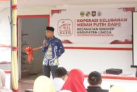 Wakil Bupati Lingga, Novrizal, secara resmi meresmikan Koperasi Merah Putih (KMP) Kelurahan Dabo, Kamis (14/8/2025) | f. Wandy