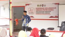 Wakil Bupati Lingga, Novrizal, secara resmi meresmikan Koperasi Merah Putih (KMP) Kelurahan Dabo, Kamis (14/8/2025) | f. Wandy
