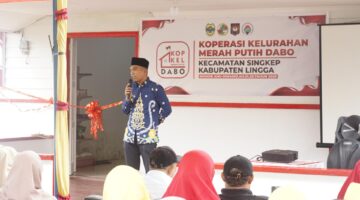Wakil Bupati Lingga, Novrizal, secara resmi meresmikan Koperasi Merah Putih (KMP) Kelurahan Dabo, Kamis (14/8/2025) | f. Wandy