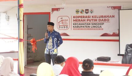 Wakil Bupati Lingga, Novrizal, secara resmi meresmikan Koperasi Merah Putih (KMP) Kelurahan Dabo, Kamis (14/8/2025) | f. Wandy