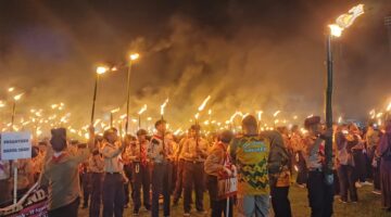 Lapangan Merdeka Dabo Singkep jadi lautan cahaya ribuan obor pelajar Singkep. Semangat persatuan dan nasionalisme membara, seirama dengan tema HUT RI ke-80: Bersatu Berdaulat, Rakyat Sejahtera, Indonesia Maju | f. Cahyo