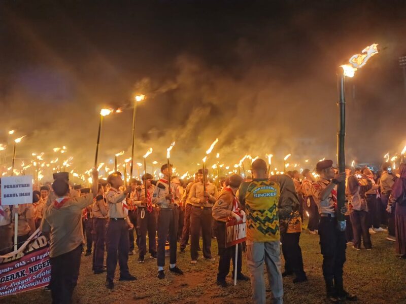 Lapangan Merdeka Dabo Singkep jadi lautan cahaya ribuan obor pelajar Singkep. Semangat persatuan dan nasionalisme membara, seirama dengan tema HUT RI ke-80: Bersatu Berdaulat, Rakyat Sejahtera, Indonesia Maju | f. Cahyo