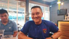 Kasat Polairud Polres Lingga, IPTU Lundu Herryson Sagala saat bertemu rekan Media dari LMG | f. Cahyo