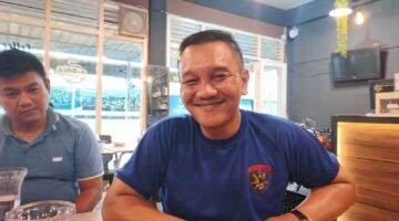 Kasat Polairud Polres Lingga, IPTU Lundu Herryson Sagala saat bertemu rekan Media dari LMG | f. Cahyo