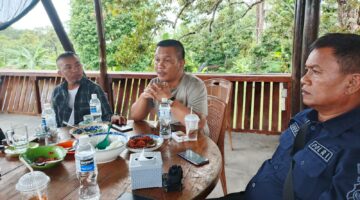 Kasat Polairud IPTU Lundu Herryson Sagala gelar konferensi pers terkait temuan minuman jenis bir kaleng pada kejadian pickup terguling di pelabuhan Roro jagoh | f. Cahyo