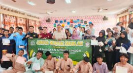 Kejaksaan Negeri Lingga melaksanakan program Jaksa Masuk Sekolah di SMA Negeri 2 Singkep dengan tema “Bermain Sosial Media Agar Tidak Berakhir Pidana” | f. Wandy