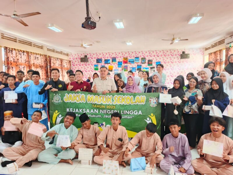 Kejaksaan Negeri Lingga melaksanakan program Jaksa Masuk Sekolah di SMA Negeri 2 Singkep dengan tema “Bermain Sosial Media Agar Tidak Berakhir Pidana” | f. Wandy