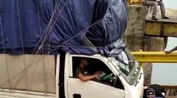 Mobil Pickup ODOL yang terguling di Pelabuhan Roro Jagoh | f. Gfr