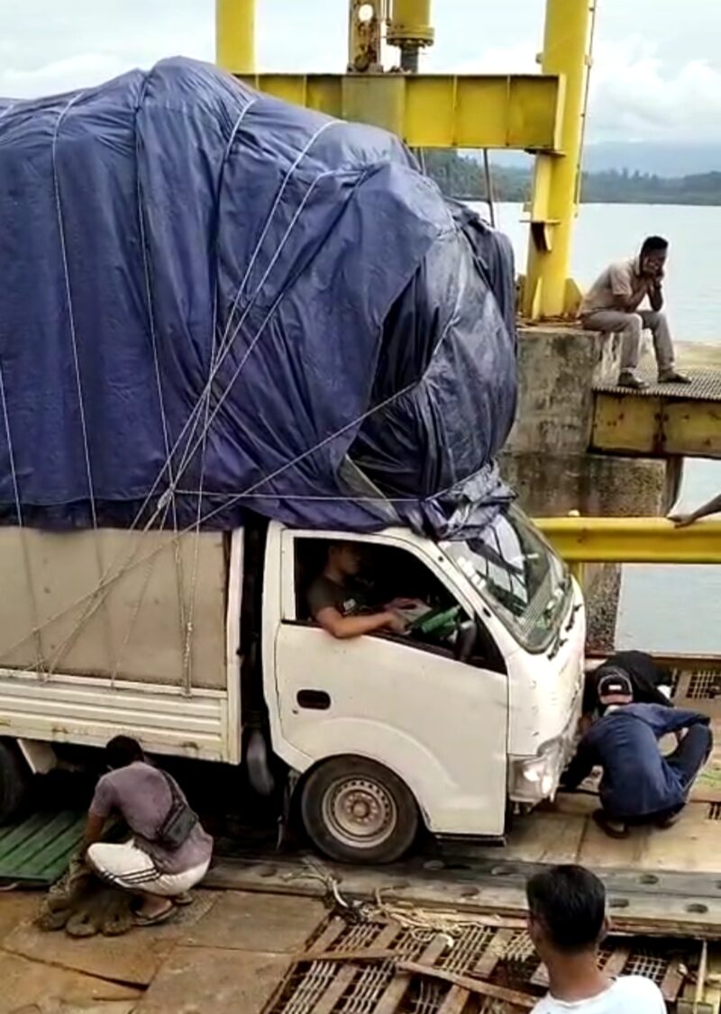 Mobil Pickup ODOL yang terguling di Pelabuhan Roro Jagoh | f. Gfr