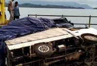 Mobil Pickup Over Load terbalik di Pelabuhan Roro Jagoh | f. Gfr
