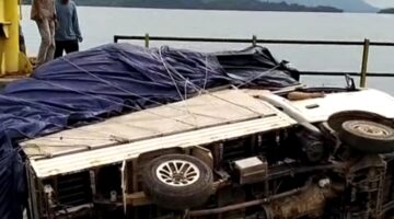 Mobil Pickup Over Load terbalik di Pelabuhan Roro Jagoh | f. Gfr