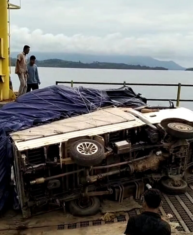 Mobil Pickup Over Load terbalik di Pelabuhan Roro Jagoh | f. Gfr