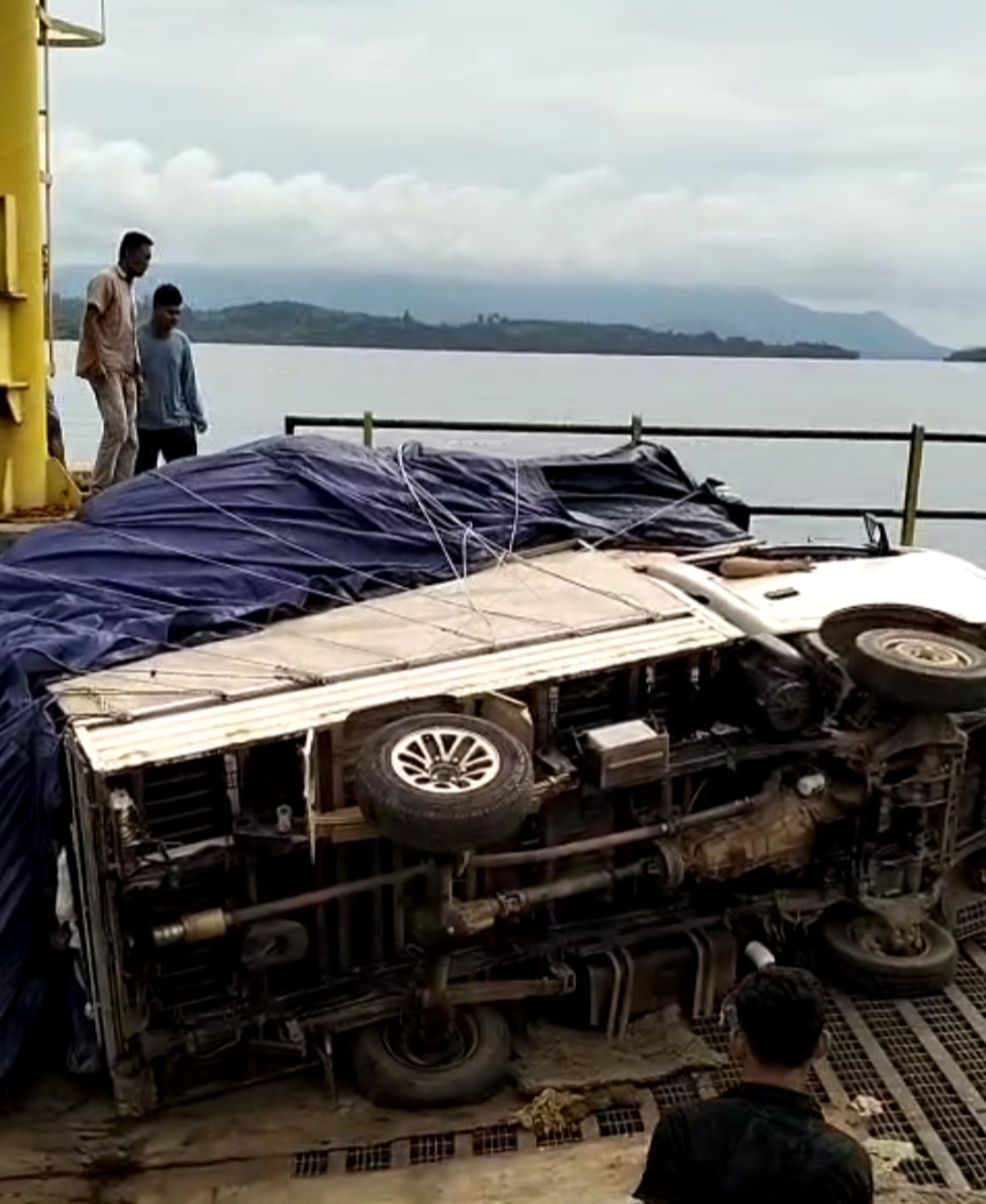Mobil Pickup Over Load terbalik di Pelabuhan Roro Jagoh | f. Gfr