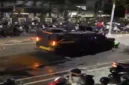Tangkapan layar video Sebuah kendaraan taktis Brimob terekam kamera melaju kencang menerobos kerumunan massa aksi dan menabrak dua pengemudi ojek online (ojol). | f. Tangkapan Layar Video yang Beredar