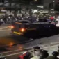 Tangkapan layar video Sebuah kendaraan taktis Brimob terekam kamera melaju kencang menerobos kerumunan massa aksi dan menabrak dua pengemudi ojek online (ojol). | f. Tangkapan Layar Video yang Beredar