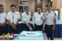 Pemotongan tumpeng dan kue ulang tahun pada hari Perhubungan Nasional 2025 di Bandar Udara kelas III Dabo Singkep | f. Cahyo