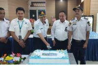 Pemotongan tumpeng dan kue ulang tahun pada hari Perhubungan Nasional 2025 di Bandar Udara kelas III Dabo Singkep | f. Cahyo