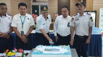 Pemotongan tumpeng dan kue ulang tahun pada hari Perhubungan Nasional 2025 di Bandar Udara kelas III Dabo Singkep | f. Cahyo