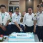 Pemotongan tumpeng dan kue ulang tahun pada hari Perhubungan Nasional 2025 di Bandar Udara kelas III Dabo Singkep | f. Cahyo