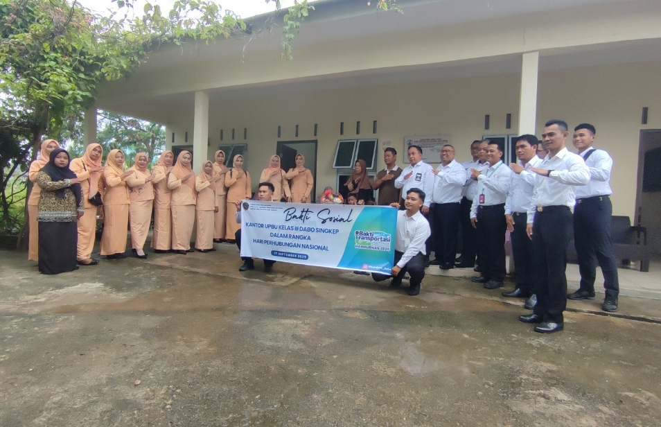 Bakti sosial Bandar Udara kelas III Dabo Singkep pada momen penyaluran sembako pada Panti Jompo Tuah Bunda di Dabo Singkep | f. Cahyo