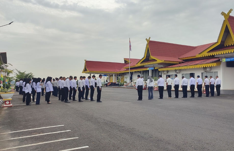 Upacara Hari Perhubungan Nasional 2025 di Bandar Udara kelas III Dabo Singkep | f. Cahyo