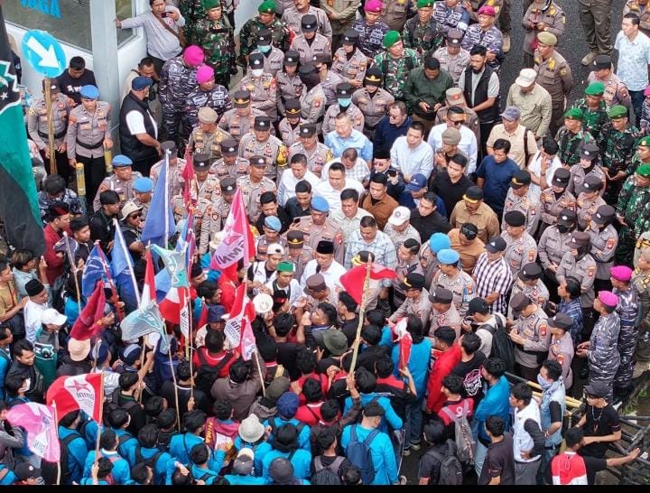 Pimpinan DPRD Kepri Janji Kawal Aspirasi Mahasiswa Hingga ke Pemerintah Pusat | f. Budi