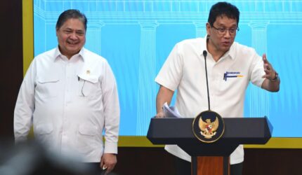Menteri Koordinator Bidang Perekonomian Airlangga Hartarto menyampaikan bahwa Presiden menaruh perhatian besar terhadap sejumlah program yang berdampak langsung pada penyerapan tenaga kerja di berbagai sektor | f. BPMI Setpres